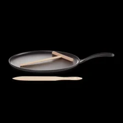 LE CREUSET Crêpière en Fonte 27 cm Noir Mat avec Spatule & Râteau* Poêles