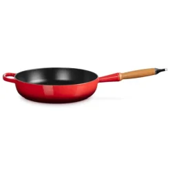 LE CREUSET Sauteuse en Fonte 28 cm Cerise avec Manche en Bois Signature* Sauteuses
