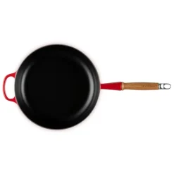 LE CREUSET Sauteuse en Fonte 28 cm Cerise avec Manche en Bois Signature* Sauteuses